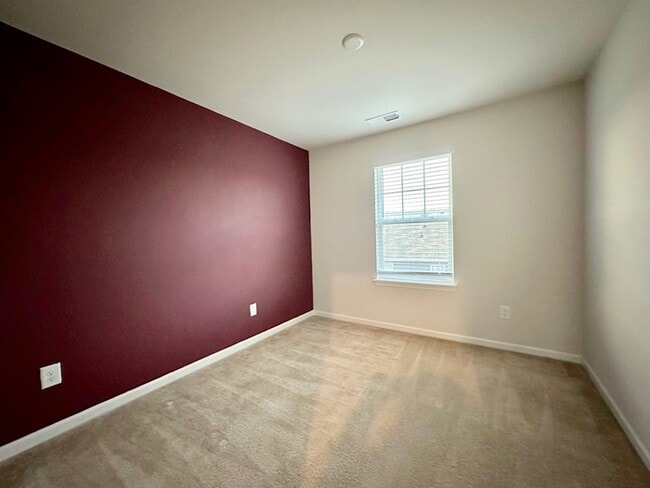 Building Photo - Unfurnished three bedroom 2.5 bathroom Tow...