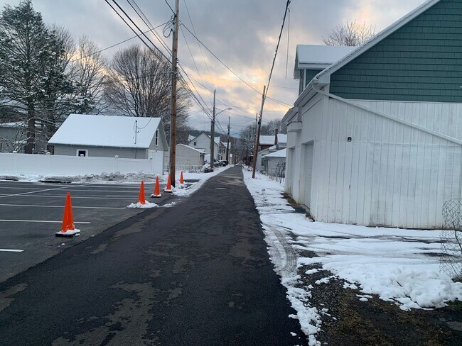 Building Photo - 327 Diatreta Ln