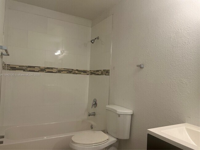 Building Photo - 949 Riverside Dr