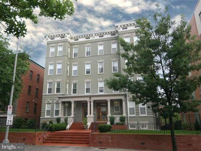 Building Photo - Be Majestic at the Majestic Condominiums! ...