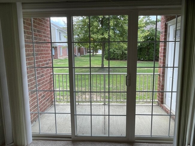 Building Photo - Shelby Twp 2-bedroom, 2-bath condo-style w...