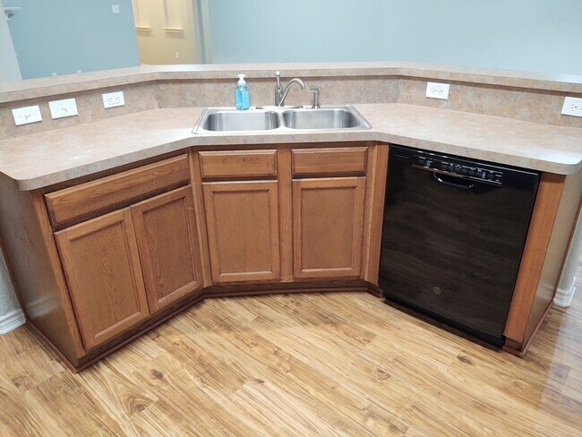 Building Photo - 4 Bed / 2 Bath House in secluded neighborhood with a park and walking trail