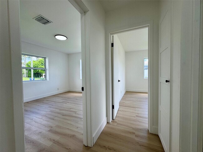 Building Photo - 1008 Mango Isle