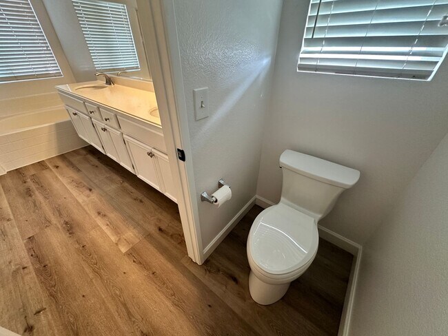 Building Photo - A stunning 4-bedroom haven, fully renovate...