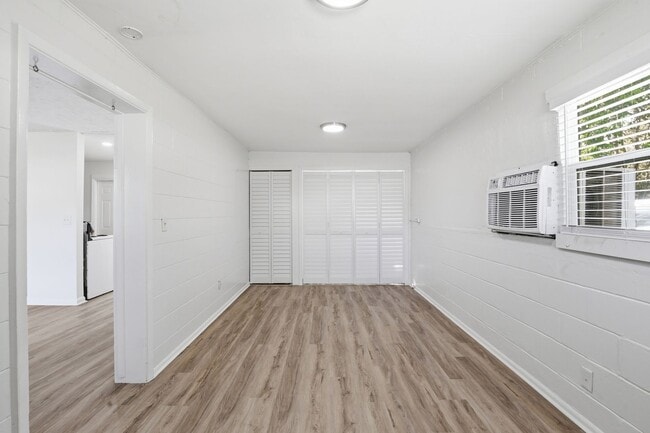 Building Photo - Prime NW Location!