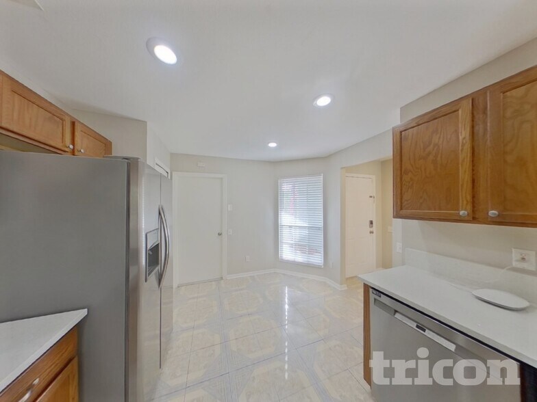 Building Photo - 233 Lakeway Ln