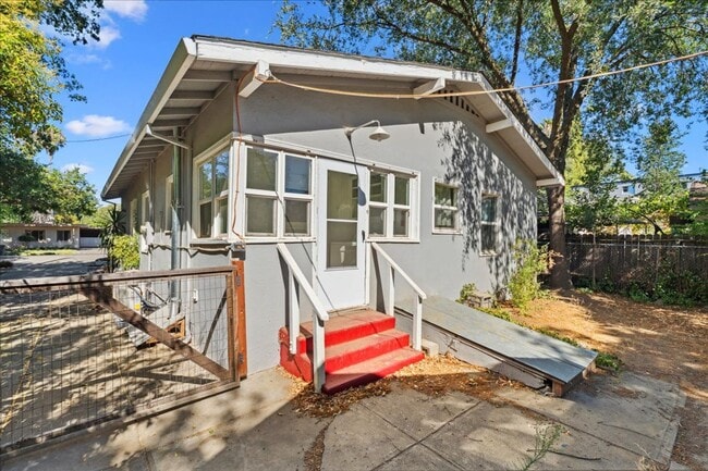Building Photo - 204 J St