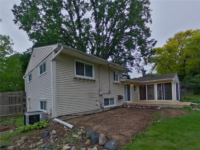 Building Photo - 3607 Robinwood Terrace