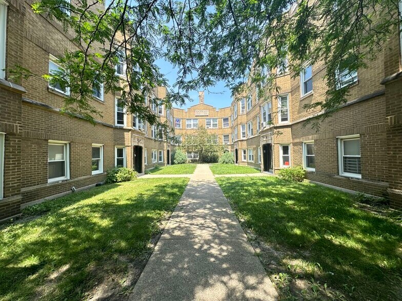 Primary Photo - 4830 W Addison St