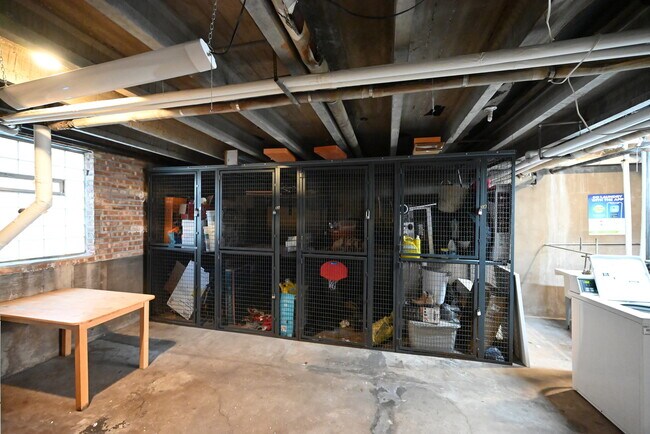 Building Photo - 6833 N Oakley Ave