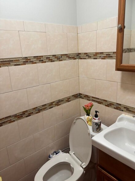 Building Photo - 74-11-74-97 97th Ave