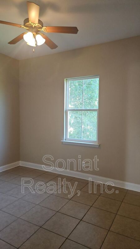 Building Photo - 5922 Marigny St