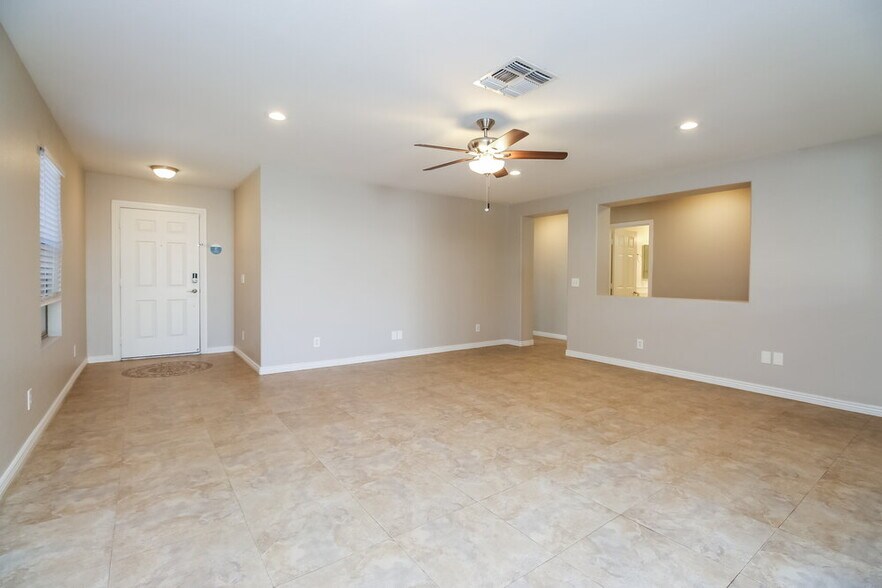 Building Photo - 8502 E Kiowa Ave