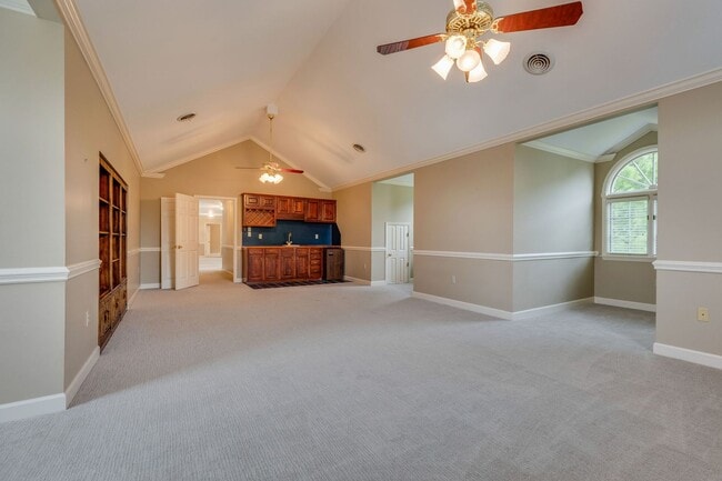 Building Photo - Experience lakefront living at its finest in the heart of East TN