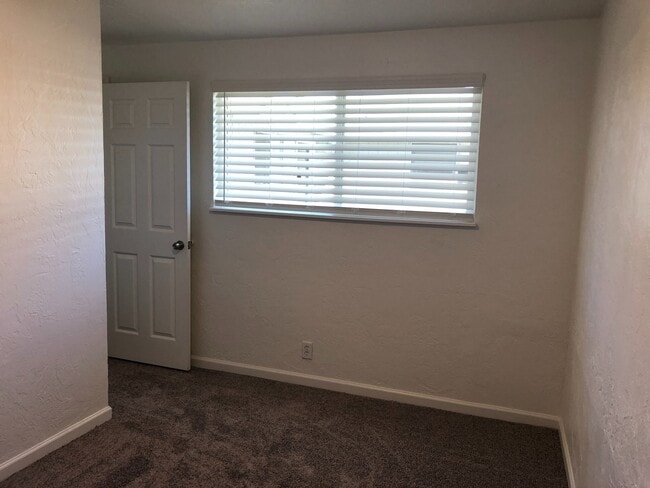 Building Photo - Updated 3 bedroom 1.5 bath duplex!