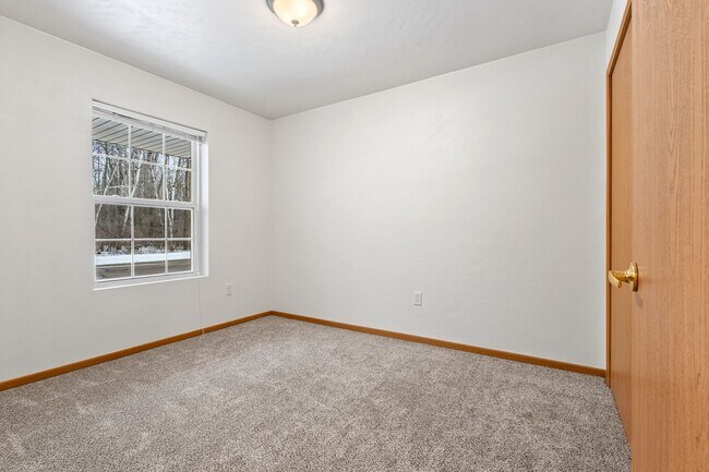 Building Photo - 363 Meadow View Rd