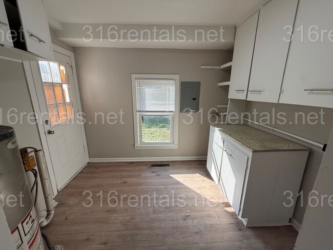 Building Photo - $995 - 3 bed 1 bath - Single Family Home