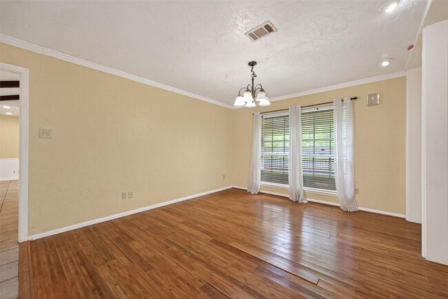 Building Photo - 1701 Mistletoe Ln