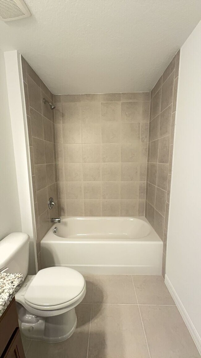 Building Photo - new 4BR duplex