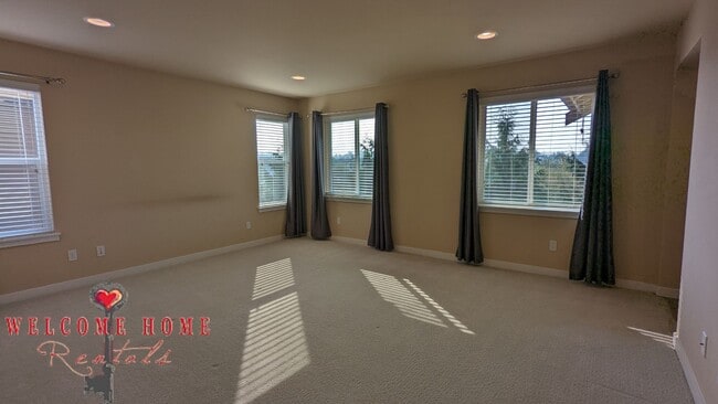 Building Photo - Beautiful open floorplan with FOUR large bedrooms and a cute office!!  AIR CONDITIONING!!!  NEW C...