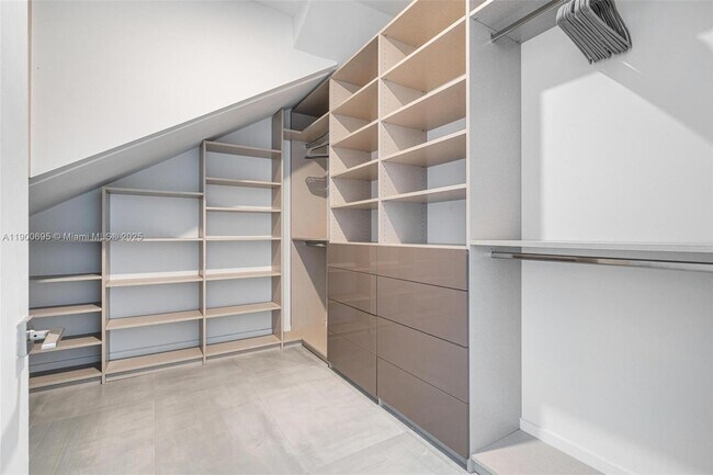 Building Photo - 17550 Collins Ave