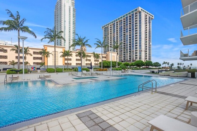 Building Photo - 175 1st St S