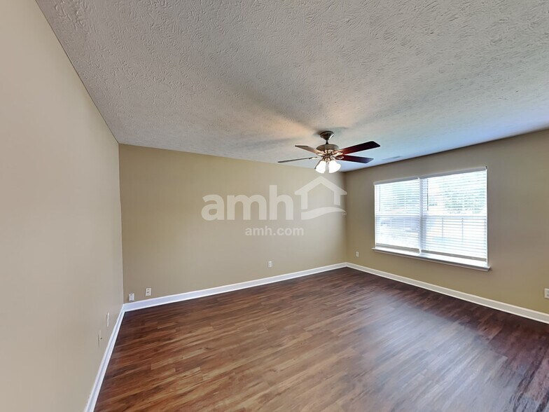 Building Photo - 6012 Mountview Dr