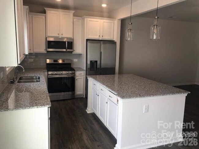 Building Photo - 3 bedroom townhome available now!