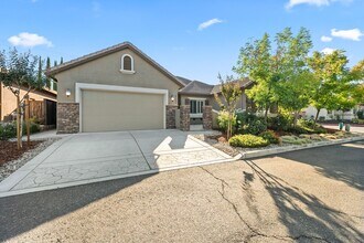 Building Photo - Stunning 3 Bedroom 2 Bath in Fair Oaks, CA