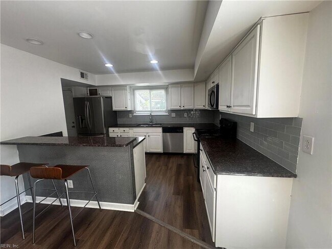 Building Photo - 4033 Foxwood Dr