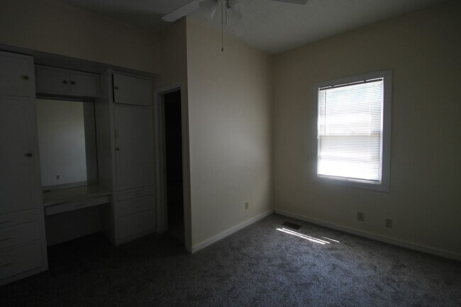 Building Photo - 556 Flint St