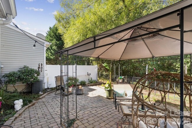 Building Photo - 6037 Queens Walk Ct