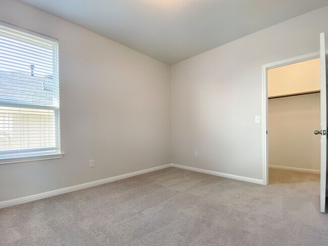 Building Photo - Beautiful and Spacious 4/BR 3.5/BA Modern ...