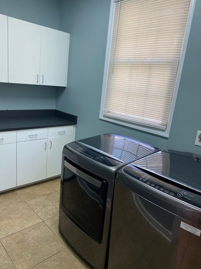 Building Photo - 4008 Knud Dr