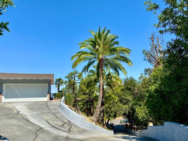 Building Photo - INCREDIBLE 5 BEDROOM 4 BATH HOUSE