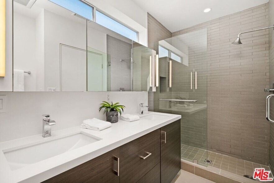 Building Photo - 742 N Hudson Ave