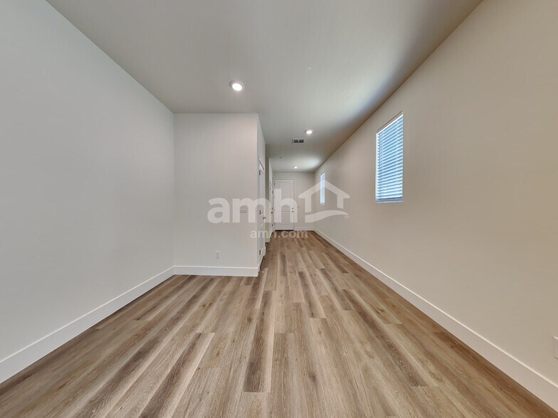 Building Photo - 525 Silverbell Falls Pl