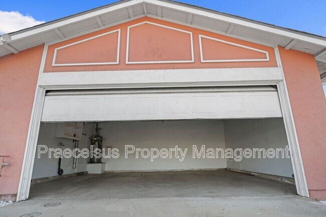 Building Photo - 1696 Shooting Star Ct