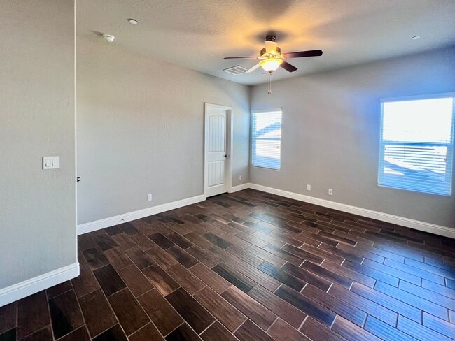 Building Photo - $2,600 Leonard & Gettysburg, 3 Bedroom 2.5...