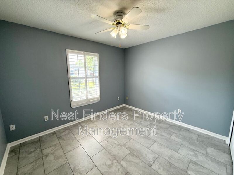 Building Photo - 1921 Willesdon Dr W