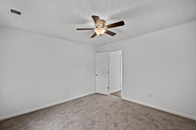 Building Photo - MOVE IN TODAY TO THIS UPDATED 3 BEDROOM HOUSE IN MOON TOWNSHIP! Move-in gift available, a brand-n...