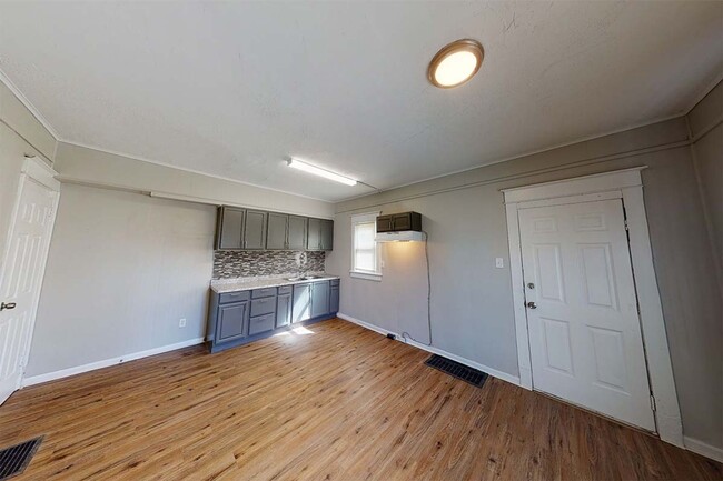 Building Photo - Newly Updated Duplex in Middletown!