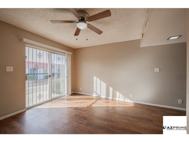 Building Photo - Don't miss this Beautiful 2/1 Phoenix Cond...