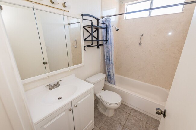 Building Photo - Cozy Condo! 2 Bedroom, 1 Bath, Washer & Dryer and Jacuzzi included!