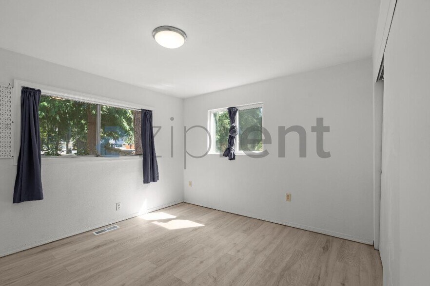 Building Photo - Unit Main House