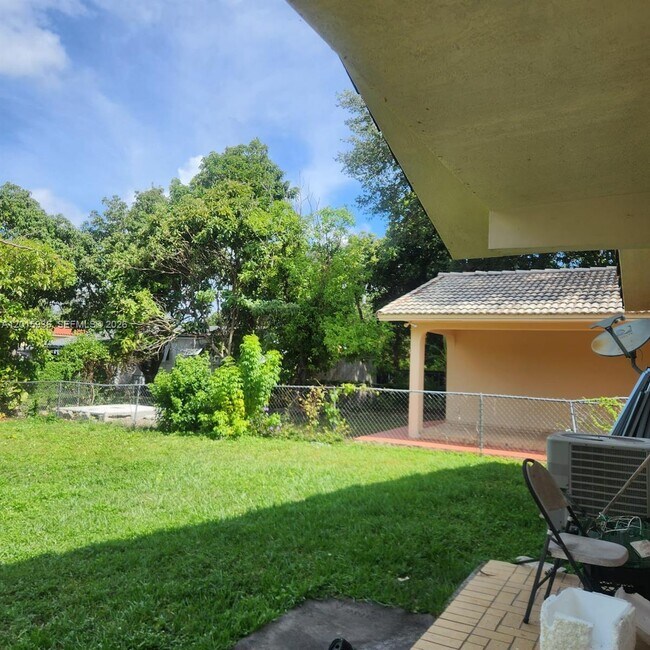 Building Photo - 2018 SW 58th Ct
