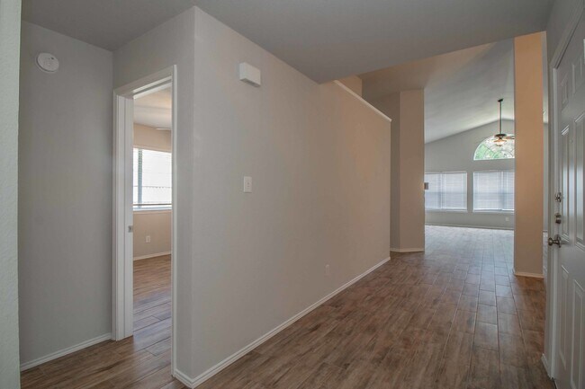 Building Photo - 437 Hillside Dr
