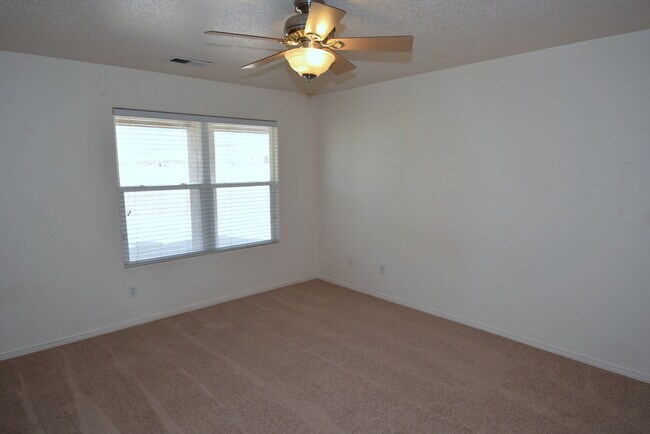 Building Photo - Amazing 3 Bedroom Home Near KAFB!