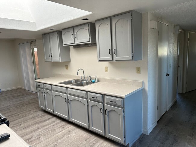 Building Photo - Well Kept Home in Sierra Bonita