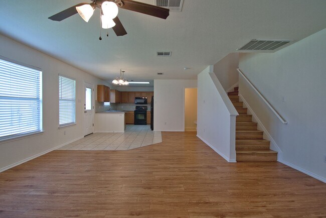 Building Photo - Well Maintained 4 Bed House in Kyle